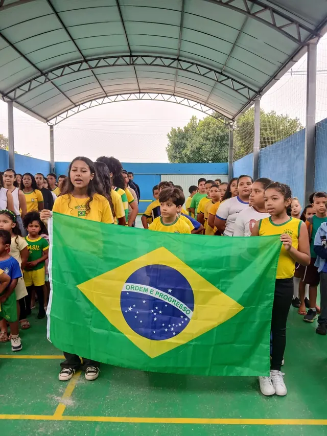 Alunos segurando a bandeira do Brasil