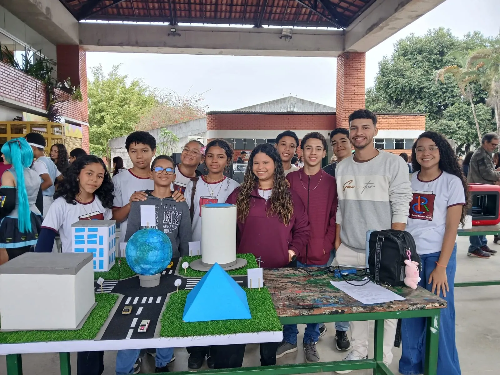 Turma reunida ao redor das maquetes e dos projetos apresentados