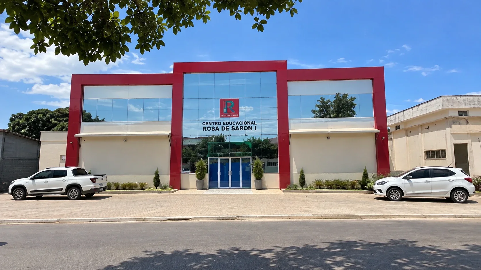 Fachada da Unidade I, estrutura vermelha com vidros, Centro Educacional Rosa de Saron I