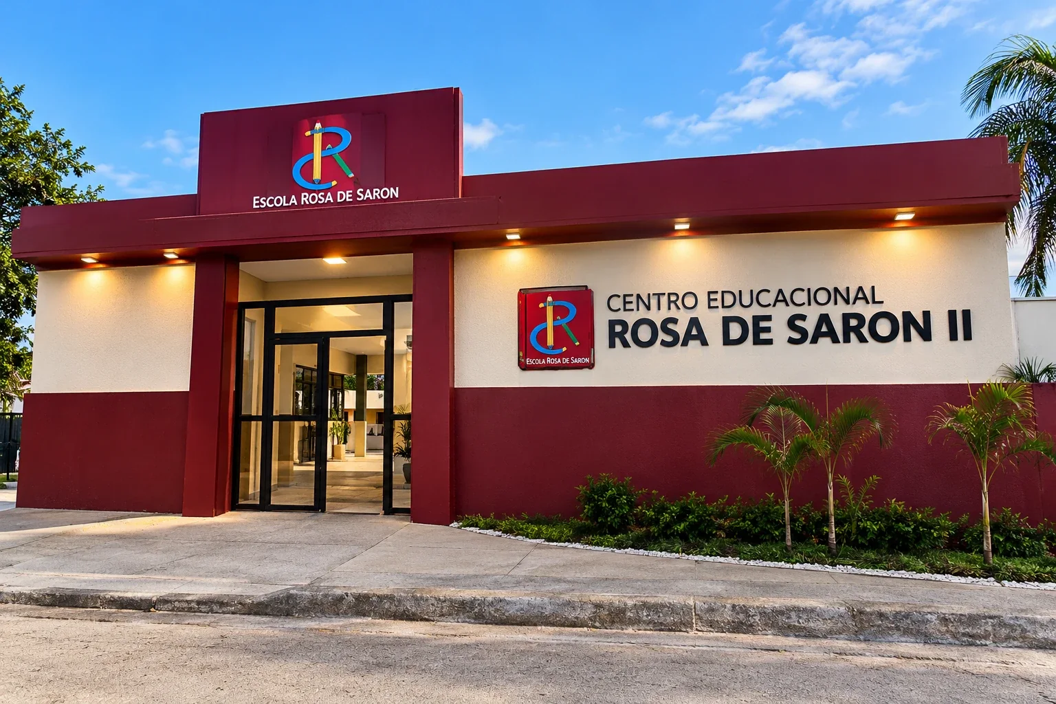 Fachada da Unidade II, vinho e bege, com o nome Centro Educacional Rosa de Saron II